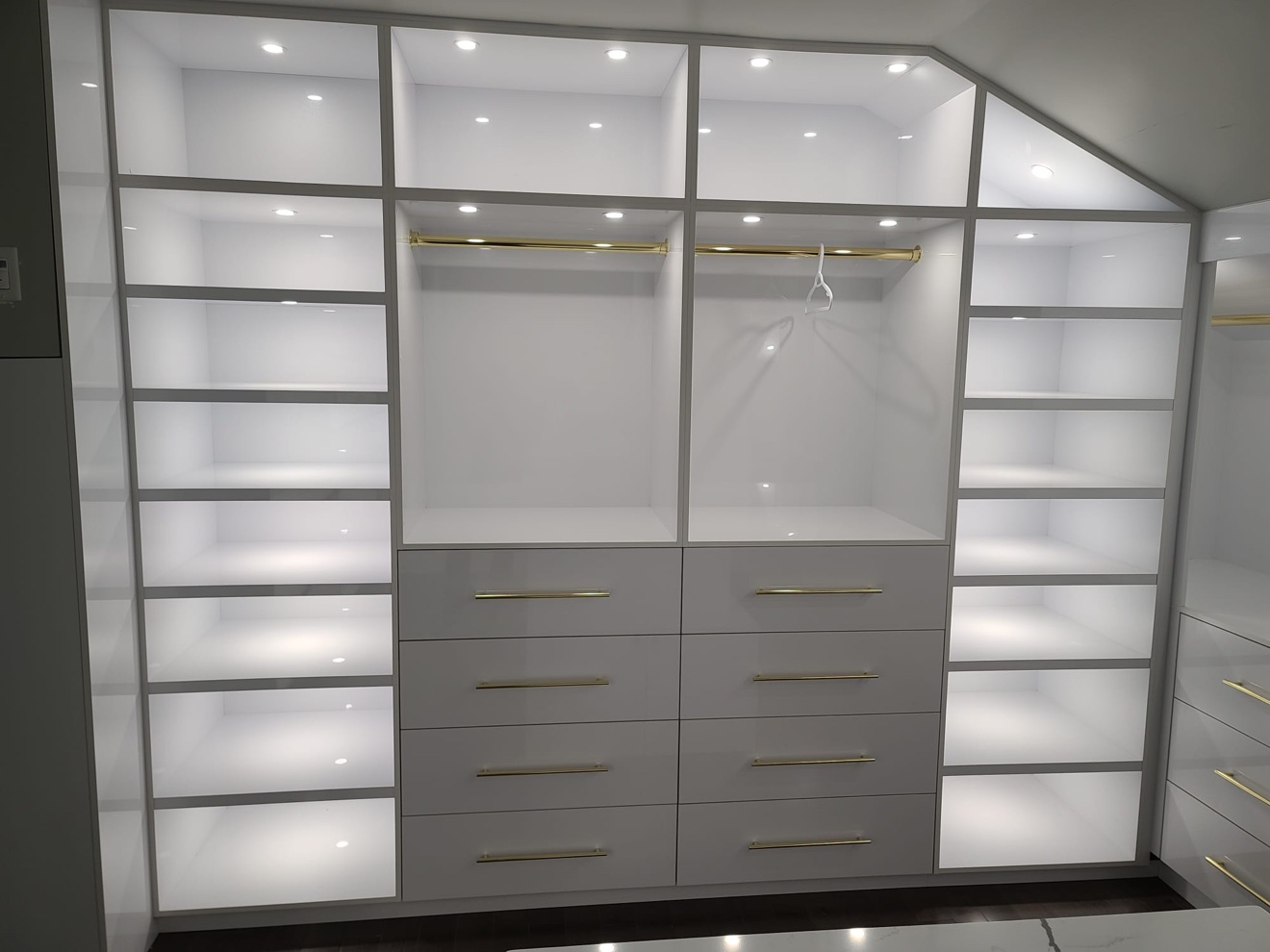 Wardrobe hanging wall